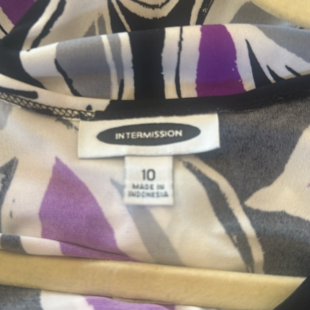 Dress; light polyester material - Picture 3 of 5